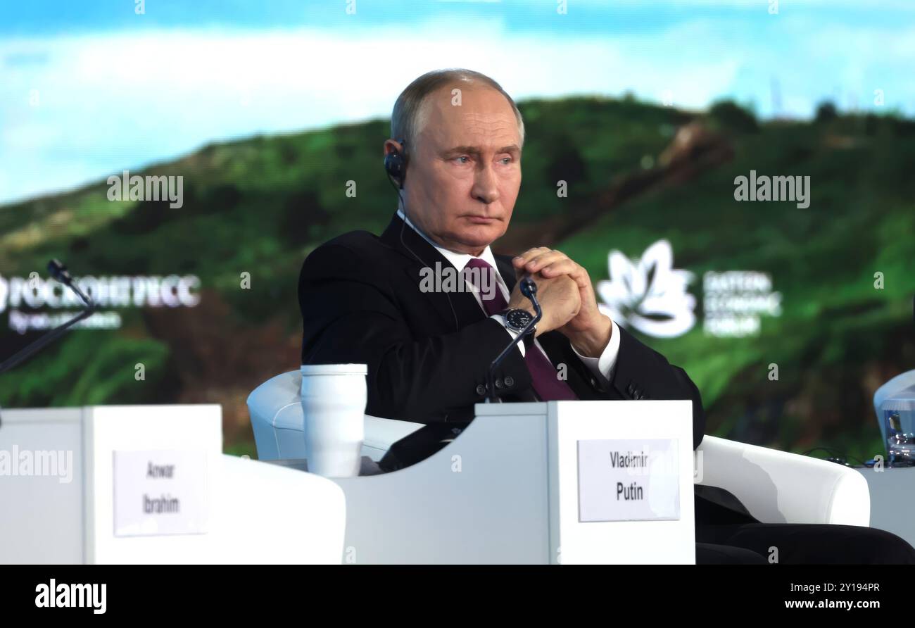 Vladivostok, Russia. 5 settembre 2024. Il presidente russo Vladimir Putin, ascolta durante una sessione plenaria del Forum economico orientale del 2024 presso l'Università Federale dell'Estremo Oriente sull'isola Russky, il 5 settembre 2024 a Vladivostok, Russia. Crediti: Vyacheslav Prokofyev/piscina del Cremlino/Alamy Live News Foto Stock