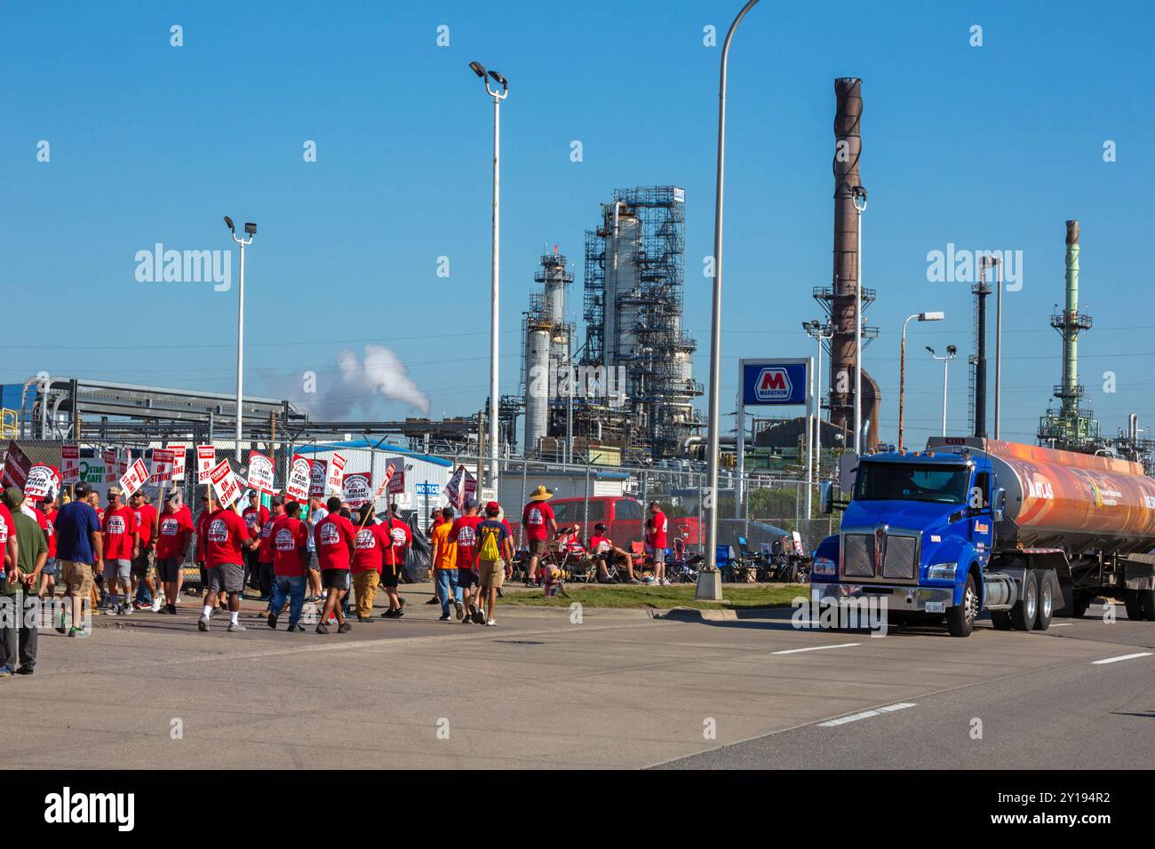 Detroit, Michigan, Stati Uniti. 5 settembre 2024. Un camion attende che la polizia lo scorti attraverso la linea del picchetto mentre i membri della Teamsters Union sono nel secondo giorno di uno sciopero contro la raffineria della Marathon Petroleum. l'unione lavora senza contratto da gennaio. Le questioni principali sono un aumento salariale che corrisponda all'inflazione degli ultimi quattro anni e preservi i benefici. Marathon ha portato dei lavoratori sostituti per mantenere operativa la raffineria. Crediti: Jim West/Alamy Live News Foto Stock