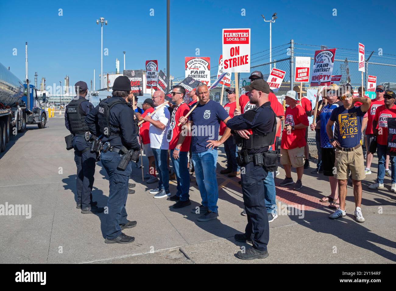 Detroit, Michigan, Stati Uniti. 5 settembre 2024. La polizia scorta un camion attraverso la linea del picchetto mentre i membri della Teamsters Union sono nel secondo giorno di uno sciopero contro la raffineria della Marathon Petroleum. l'unione lavora senza contratto da gennaio. Le questioni principali sono un aumento salariale che corrisponda all'inflazione degli ultimi quattro anni e preservi i benefici. Marathon ha portato dei lavoratori sostituti per mantenere operativa la raffineria. Crediti: Jim West/Alamy Live News Foto Stock