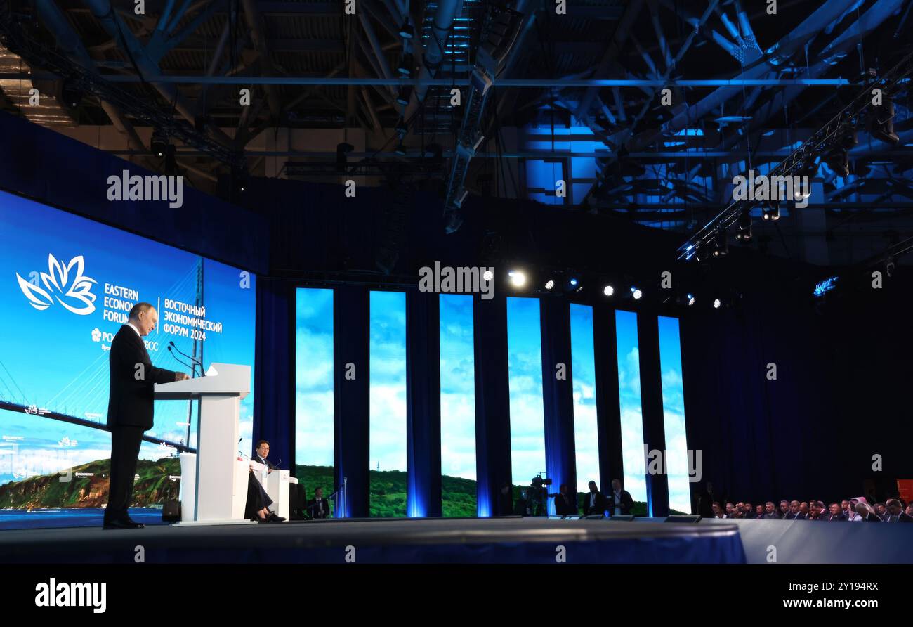 Vladivostok, Russia. 5 settembre 2024. Il presidente russo Vladimir Putin, si rivolge a una sessione plenaria del Forum economico orientale del 2024 presso l'Università Federale dell'Estremo Oriente sull'isola Russky, il 5 settembre 2024 a Vladivostok, in Russia. Crediti: Vyacheslav Prokofyev/piscina del Cremlino/Alamy Live News Foto Stock