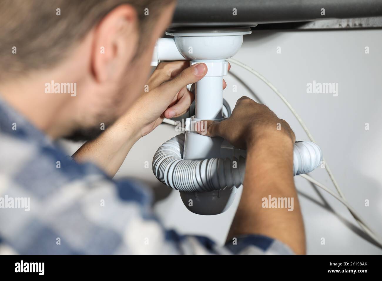 Sistema professionale di tubazioni per idraulici a casa, primo piano Foto Stock