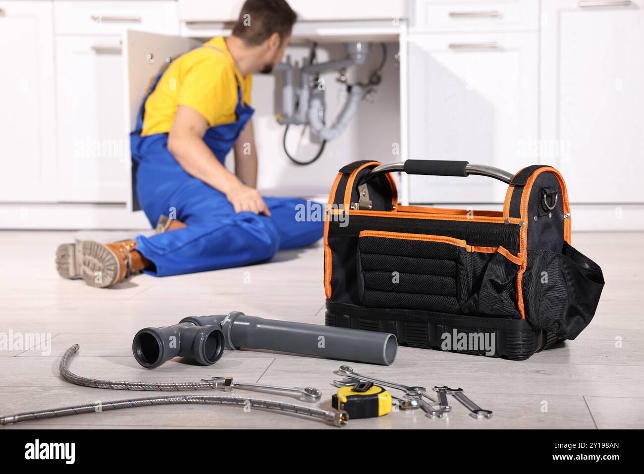 Sistema professionale di tubazioni per il fissaggio dell'idraulico a casa, con particolare attenzione agli utensili Foto Stock