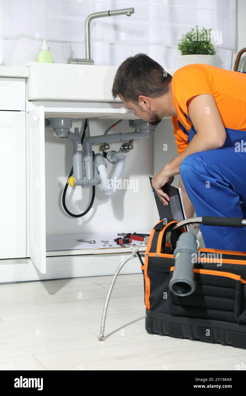 Sistema di tubazioni per idraulici professionale a casa Foto Stock