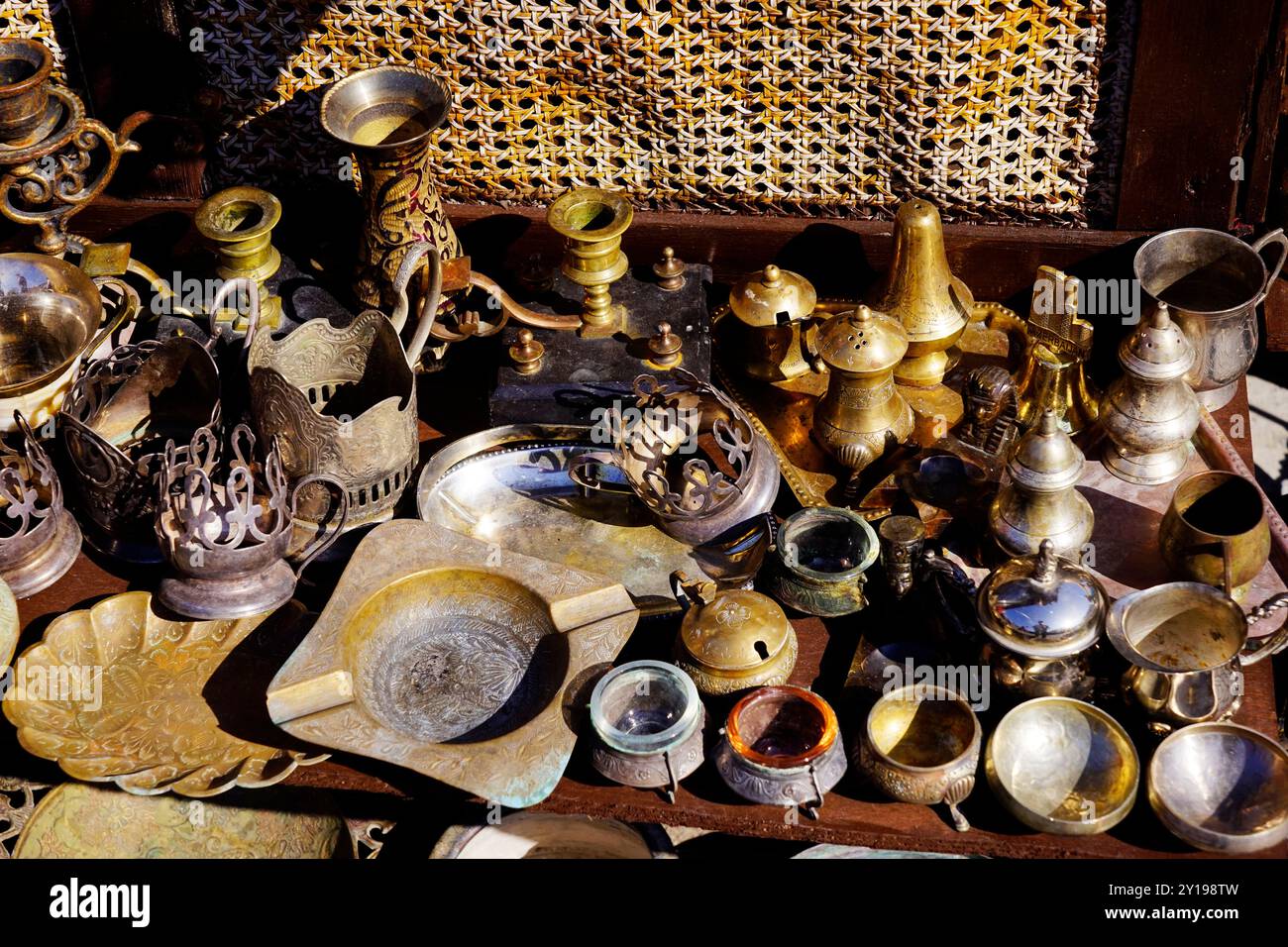 Orientale, turca, azerbaigiana antica collezione di stoviglie in bronzo antico, ciotola in ottone, brocche, cucchiai, forchette, coltelli esposti in vendita Foto Stock