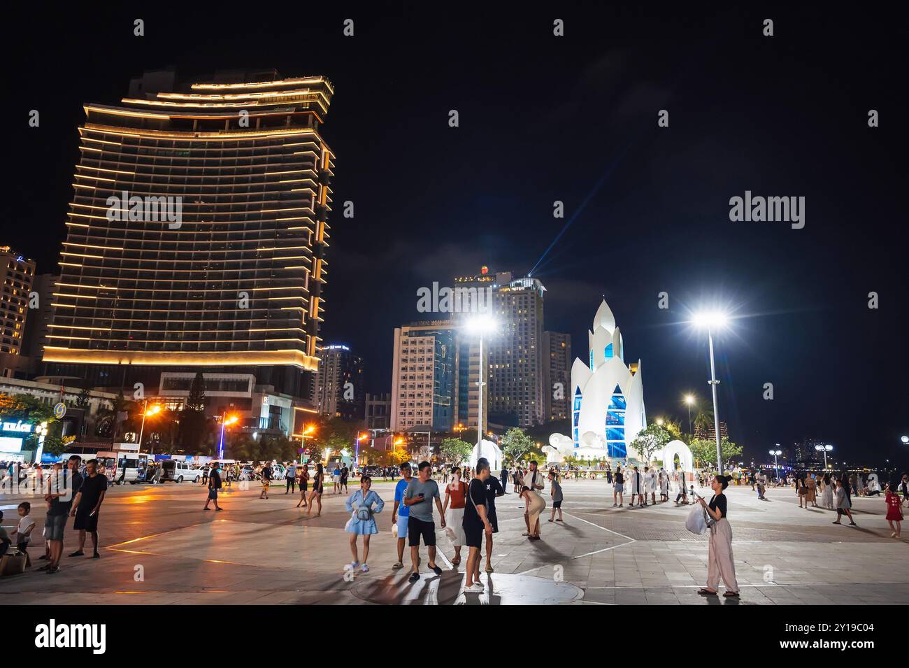La piazza centrale della città di Nha Trang con il Lotus Tower Thap tram Huong di notte. Nha Trang, Vietnam - 17 luglio 2024 Foto Stock