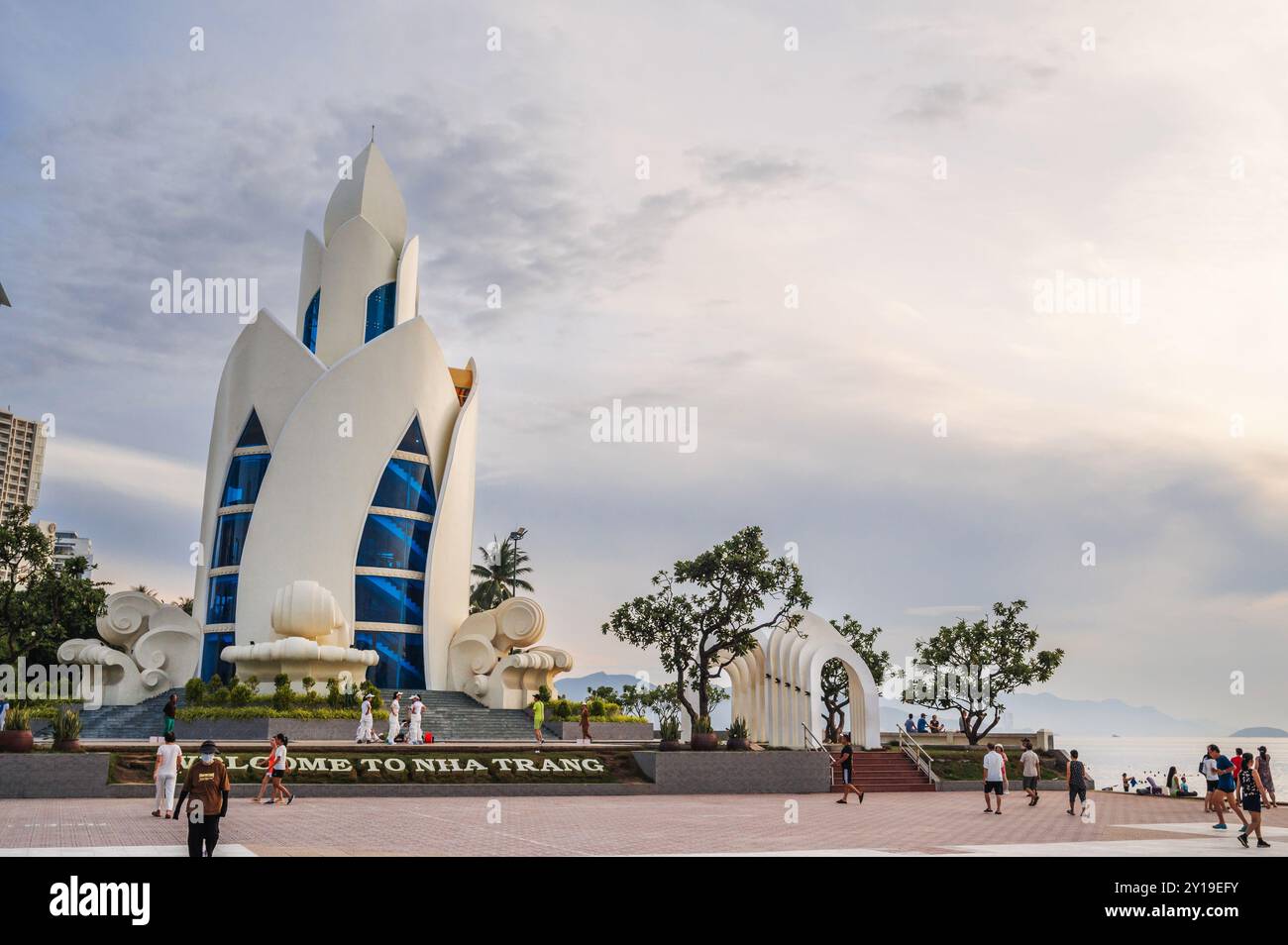 La famosa attrazione turistica è la Thap tram Huong Tower, la Lotus Tower sulla piazza centrale della città di Nha Trang in giornata. Nha Trang, Vietnam - 31 luglio 2024 Foto Stock