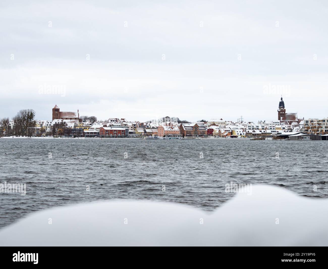 Waren Müritz città durante la stagione invernale. La neve copre gli edifici sul lungomare. Il lago di Müritz è una bellissima destinazione di viaggio. Foto Stock