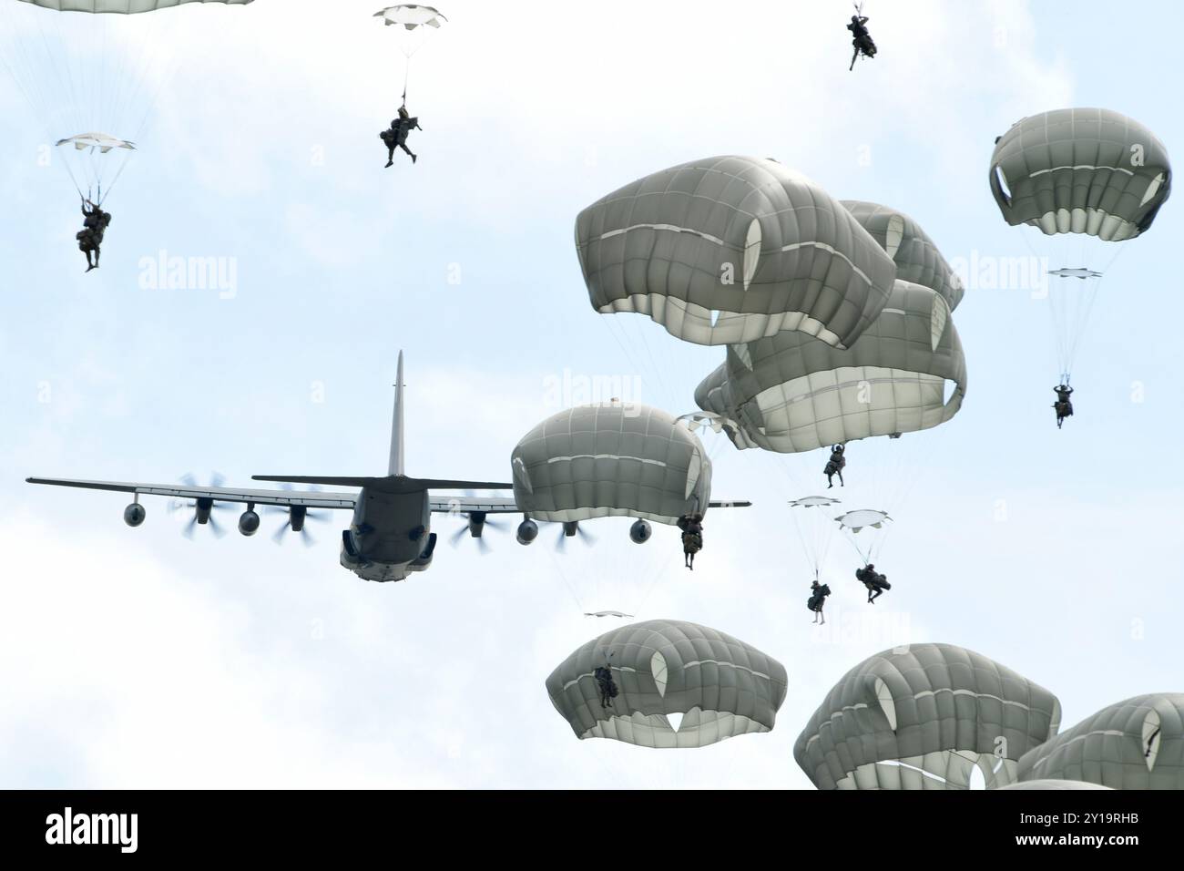 I paracadutisti del 2nd Infantry Brigade Combat Team (Airborne), 11th Airborne Division, gli "Arctic Angels", scendono durante il salto con il paracadute Foto Stock