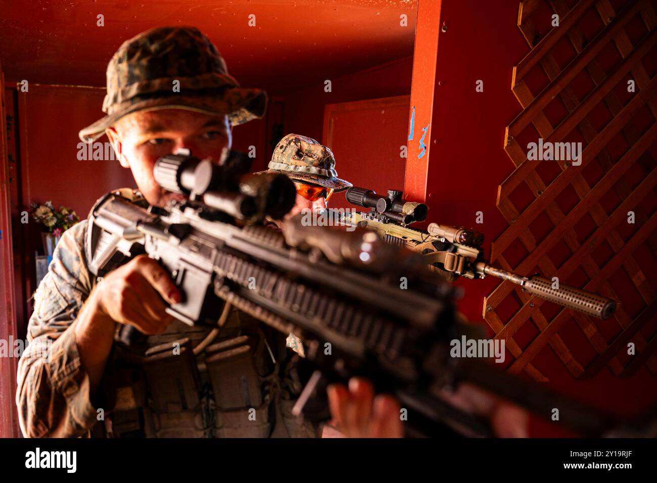 I marines conducono un addestramento in battaglia a distanza ravvicinata Foto Stock