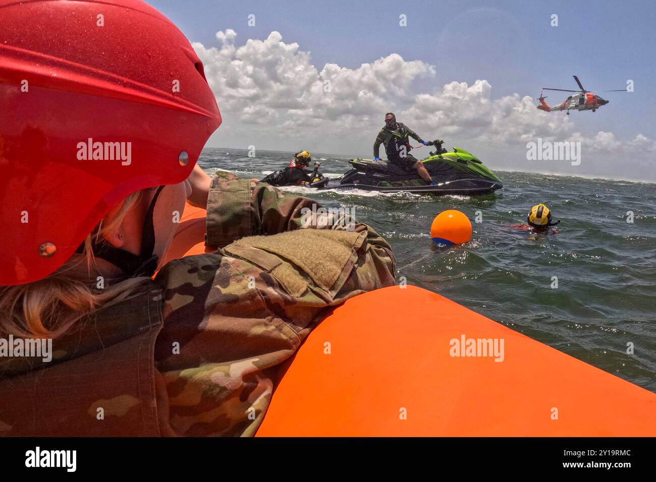 Un Airman statunitense partecipa a un'esercitazione di sopravvivenza in acqua progettata per preparare i membri dell'equipaggio a fuggire da un aereo abbattuto in mare aperto. Foto Stock