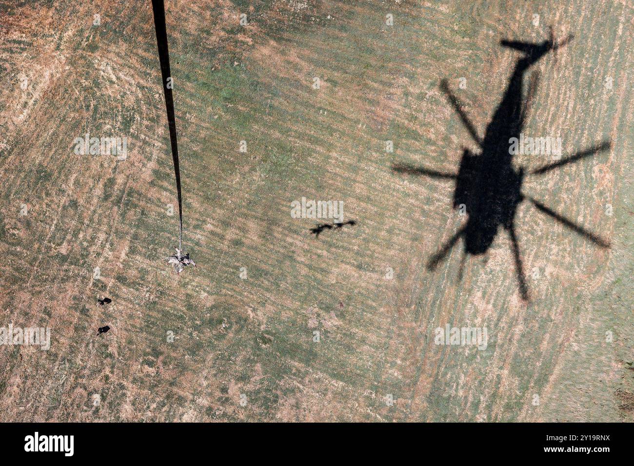 I membri del servizio USA si sono sospesi da un elicottero CH-53E Super Stallion con Marine Heavy Helicopter Squadron durante uno speciale esercizio di inserimento ed estrazione della pattuglia Foto Stock