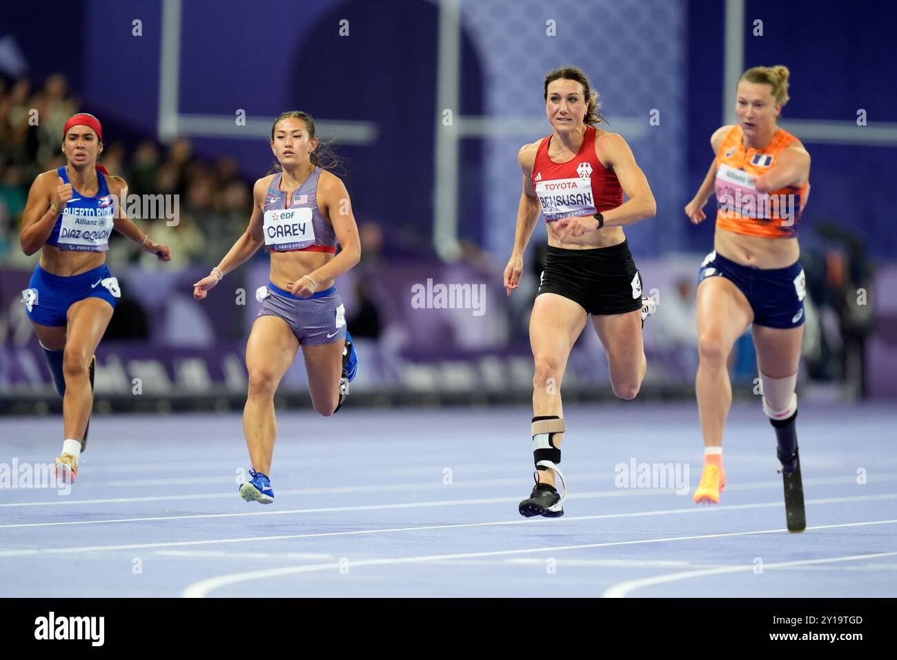 (Da sinistra a destra) Puerto Rico Yaimillie Marie Diaz Colon, Annie Carey degli Stati Uniti e Irmgard Bensusan della Germania in azione durante il primo turno di Heat 1 100m T64 femminile allo Stade de France il giorno otto dei Giochi Paralimpici estivi di Parigi 2024. Data foto: Giovedì 5 settembre 2024. Foto Stock