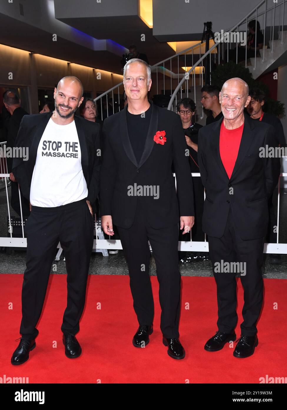 Venezia, 81 Mostra del Cinema di Venezia 2024 -. Nona sera - Red carpet del film 'M - IL FIGLIO DEL SECOLO". Nella foto Davide Serino, Antonio Scurati e Stefano Bises Foto Stock