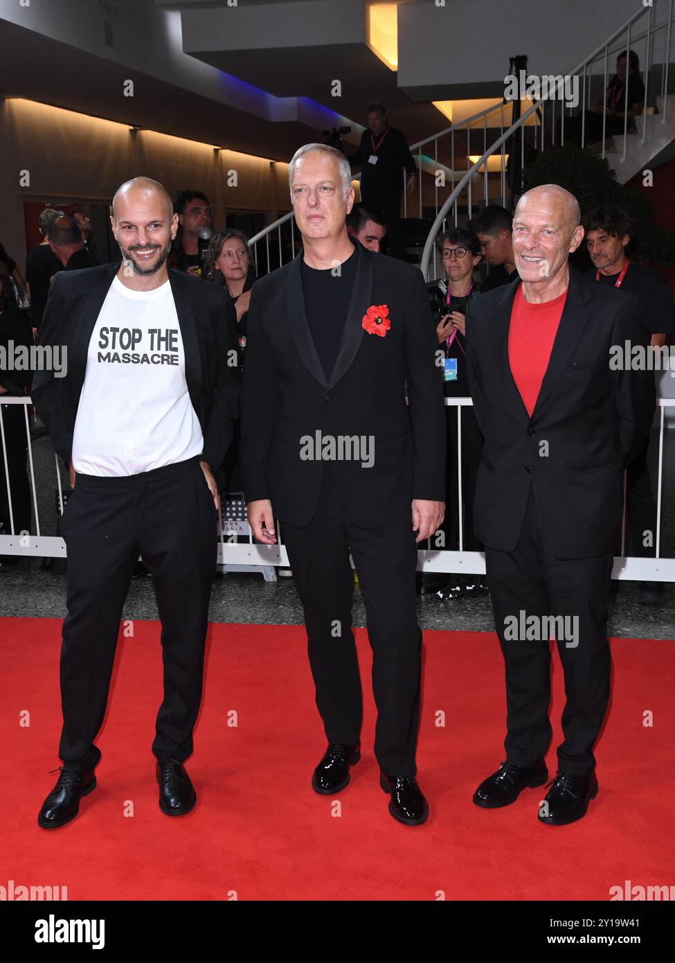 Venezia, 81 Mostra del Cinema di Venezia 2024 -. Nona sera - Red carpet del film 'M - IL FIGLIO DEL SECOLO". Nella foto Davide Serino, Antonio Scurati e Stefano Bises Foto Stock