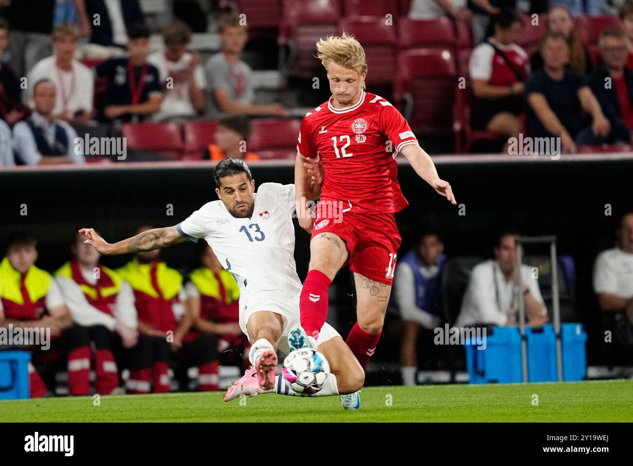 Copenaghen, Danimarca. 5 settembre 2024. Ricardo Rodriguez (13) dalla Svizzera e Kasper Dolberg (12) dalla Danimarca durante la partita di UEFA Nations League tra Danimarca e Svizzera a Parken a Copenaghen giovedì 5 settembre 2024. (Foto: Mads Claus Rasmussen/Scanpix 2024) credito: Ritzau/Alamy Live News Foto Stock