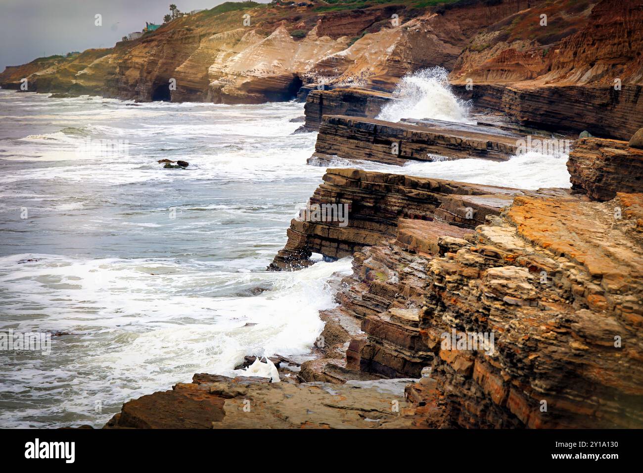 Le onde dell'Oceano Pacifico colpirono le scogliere di Point Loma a San Diego, California. Foto Stock