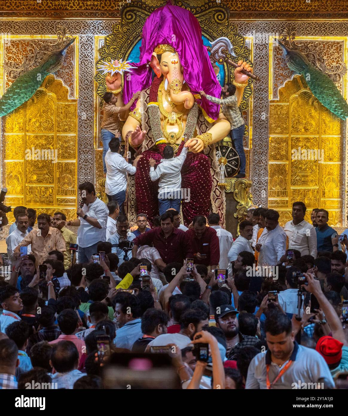 Mumbai, India. 5 settembre 2024. MUMBAI, INDIA - 5 SETTEMBRE: Un idolo del dio indù dalla testa di elefante Ganesh, popolarmente noto come Lalbaugcha Raja, svelato ai media il 5 settembre 2024 a Mumbai, India. (Foto di Satish Bate/Hindustan Times/Sipa USA) credito: SIPA USA/Alamy Live News Foto Stock