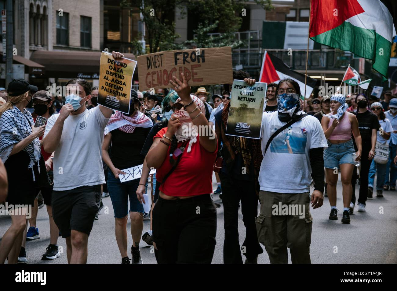 NEW YORK, NEW YORK - 2 SETTEMBRE 2024: I manifestanti marciano per le strade di Manhattan in solidarietà con la Palestina Foto Stock