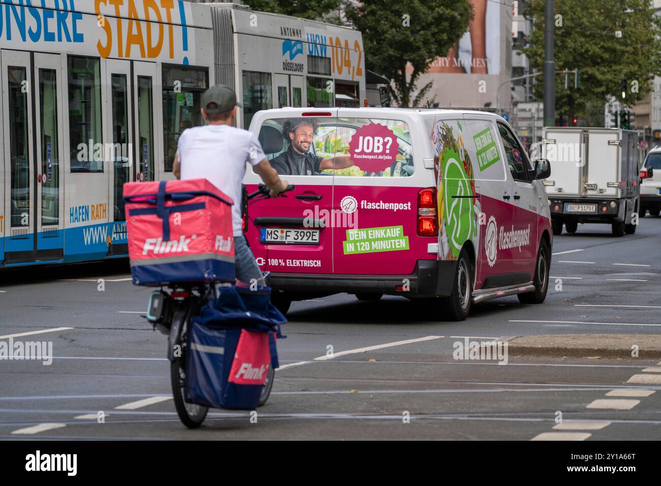 Corriere Flink ciclista e veicolo per la consegna di bottiglie, a Düsseldorf, NRW, Germania Foto Stock