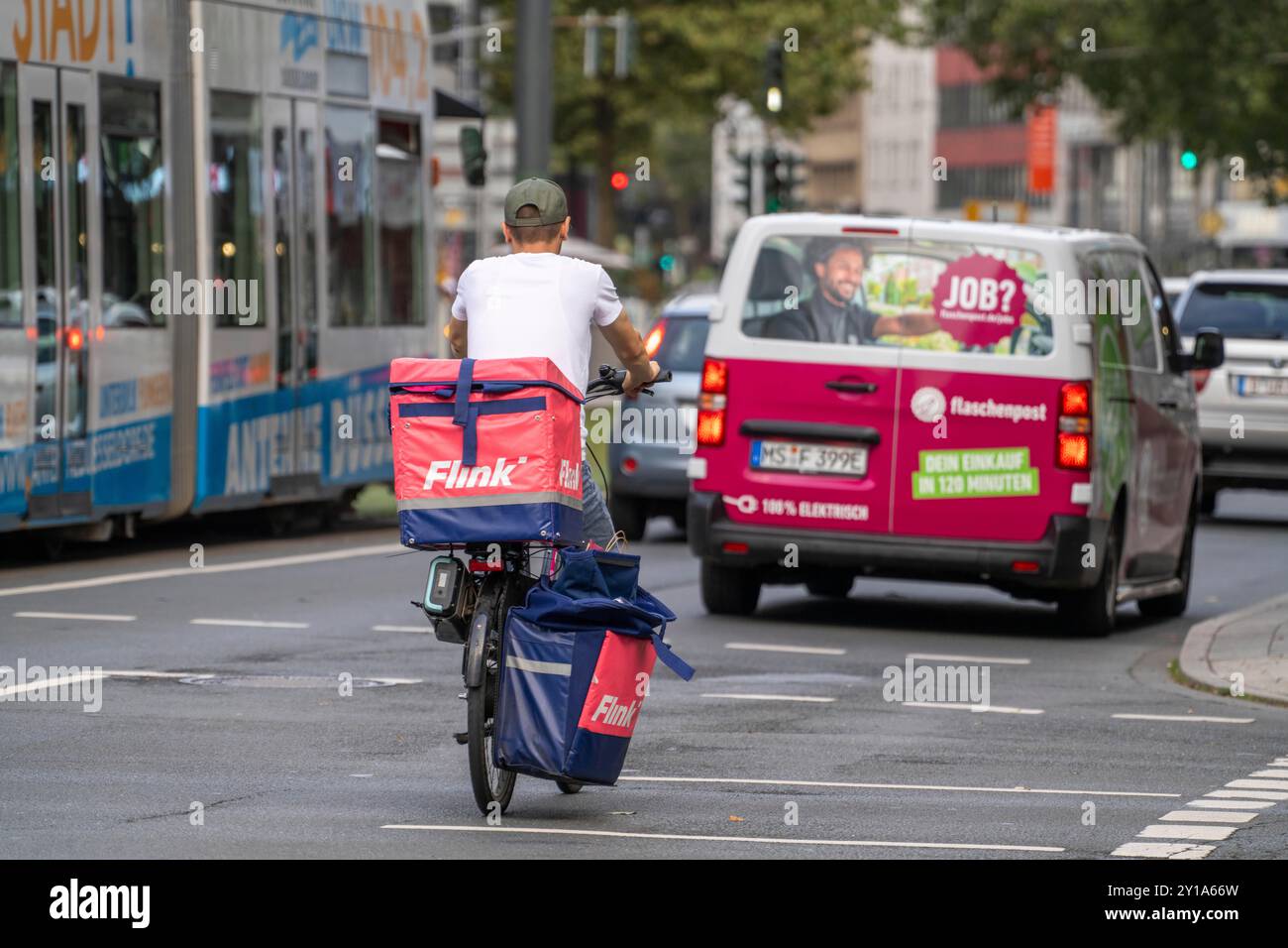 Corriere Flink ciclista e veicolo per la consegna di bottiglie, a Düsseldorf, NRW, Germania Foto Stock