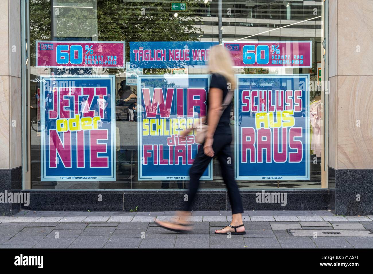 Il negozio della catena di moda Esprit sarà chiuso alla fine dell'anno, a causa di insolvenza, offerte speciali, su Schadowstraße, a Düsseldorf, NRW, Ger Foto Stock
