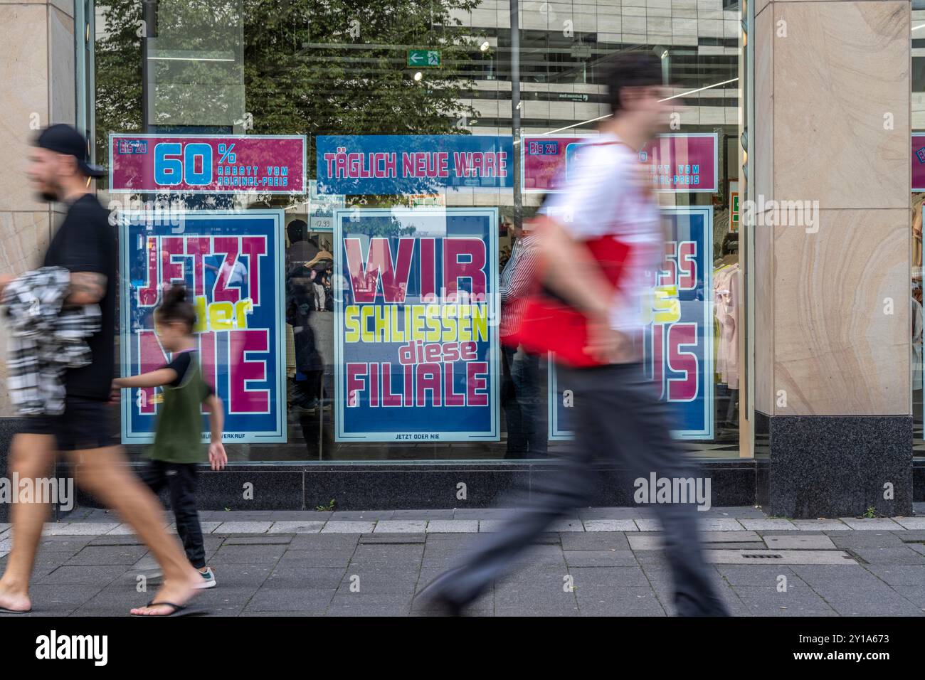 Il negozio della catena di moda Esprit sarà chiuso alla fine dell'anno, a causa di insolvenza, offerte speciali, su Schadowstraße, a Düsseldorf, NRW, Ger Foto Stock