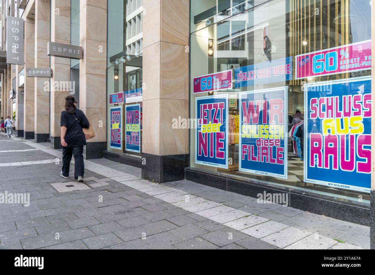 Il negozio della catena di moda Esprit sarà chiuso alla fine dell'anno, a causa di insolvenza, offerte speciali, su Schadowstraße, a Düsseldorf, NRW, Ger Foto Stock