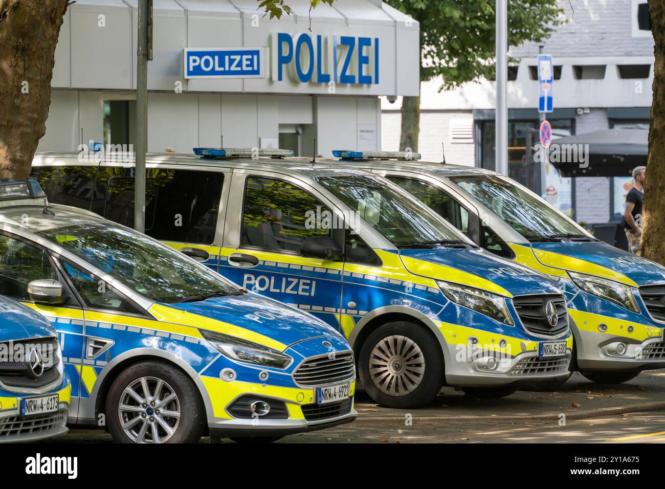 Stazione di polizia, a Heinrich-Heine-Allee, vecchia stazione di polizia della città, veicoli di polizia, auto di pattuglia, di fronte alla stazione, a Düsseldorf, NRW, Germania Foto Stock