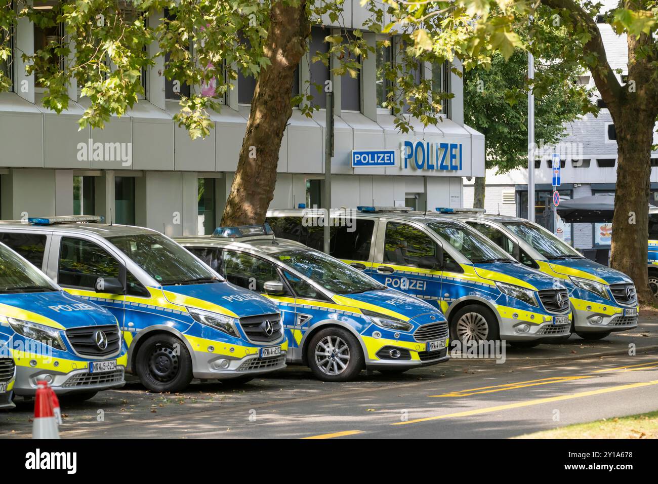 Stazione di polizia, a Heinrich-Heine-Allee, vecchia stazione di polizia della città, veicoli di polizia, auto di pattuglia, di fronte alla stazione, a Düsseldorf, NRW, Germania Foto Stock