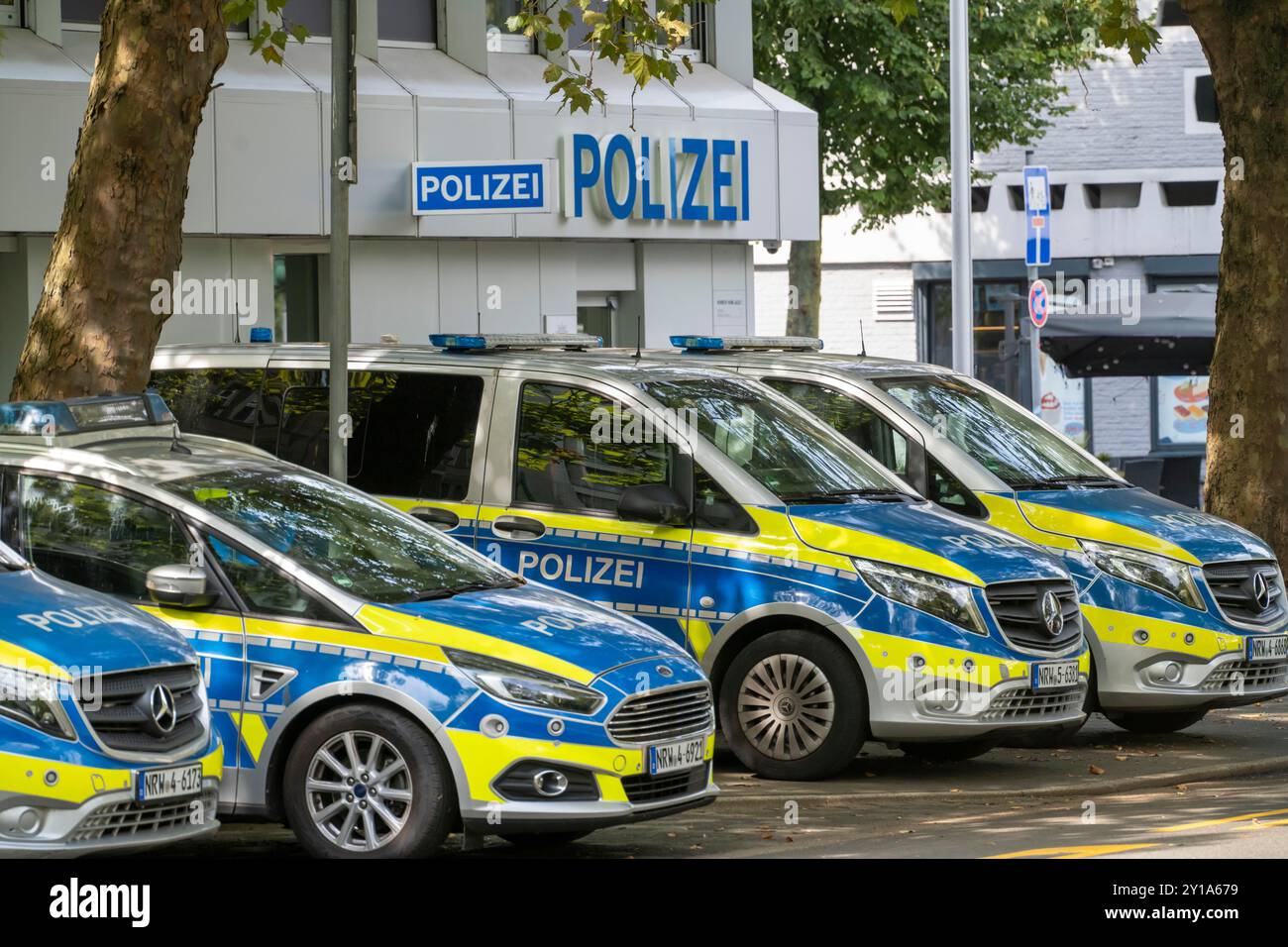 Stazione di polizia, a Heinrich-Heine-Allee, vecchia stazione di polizia della città, veicoli di polizia, auto di pattuglia, di fronte alla stazione, a Düsseldorf, NRW, Germania Foto Stock