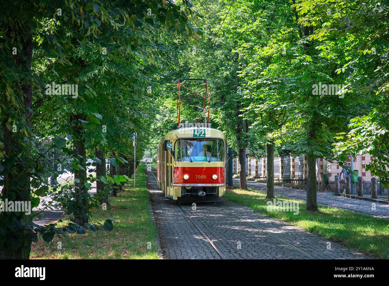 Praga, Repubblica Ceca - 08.03.2024: Il vecchio tram rosso 42 attraversa una splendida area verde Foto Stock