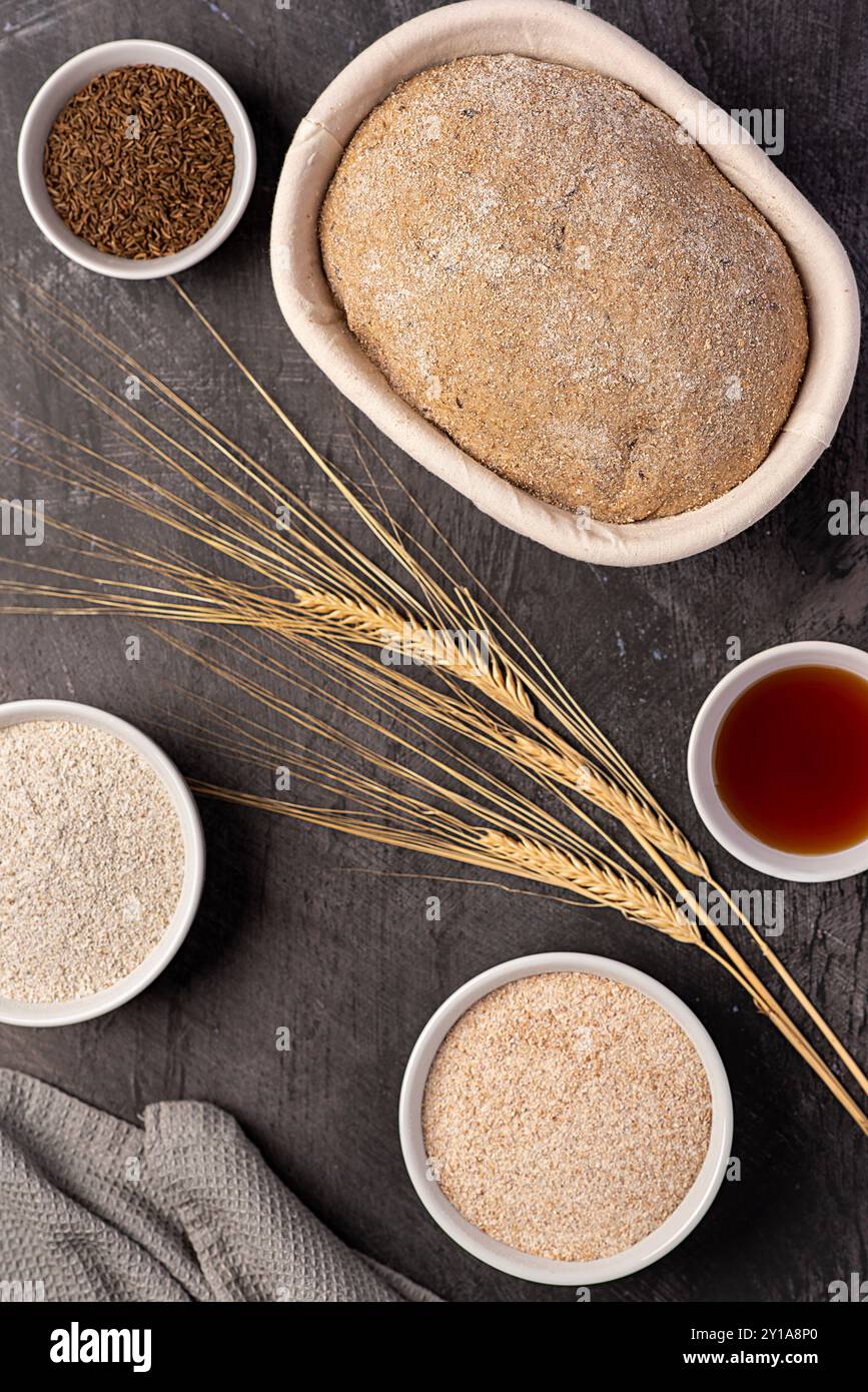 Fotografia alimentare di pane integrale di segale e di impasto madre di grano, impasto crudo fermentato, semi di carvi, malto, grano, nutrizionale Foto Stock