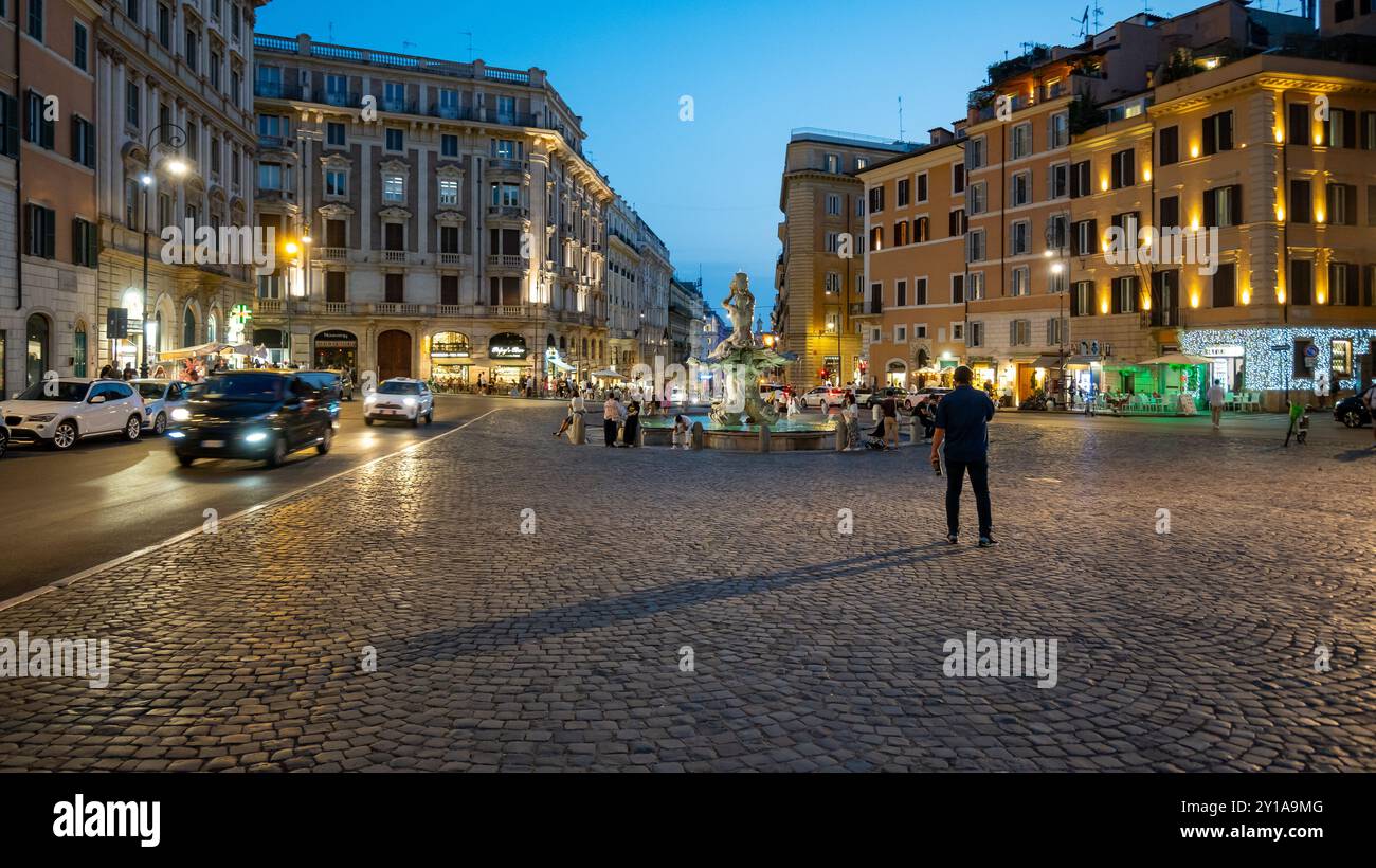 Roma, Italia, paesaggio urbano con fontana del trione progettato dallo scultore barocco Gian Lorenzo Bernini in Piazza Barberini, solo editoriale. Foto Stock