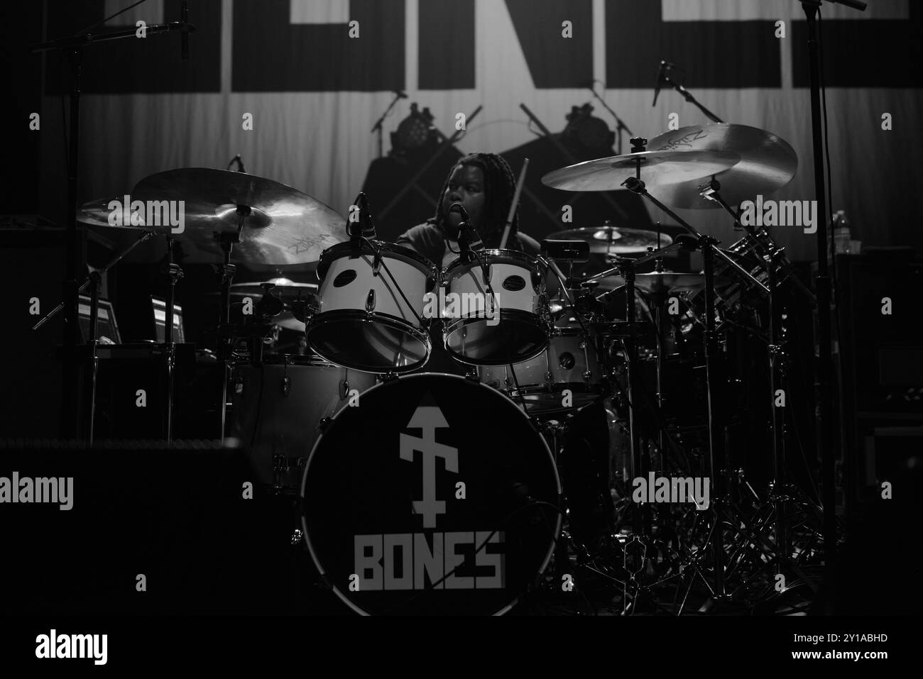 Hollywood, Stati Uniti. 30 agosto 2024. HOLLYWOOD - AGOSTO 30: Il batterista Heavy of Bones UK si esibisce dal vivo sul palco durante il concerto Loaded: The Greatest Hits Tour all'Hard Rock Live di Seminole Hard Rock Hotel & Casino Hollywood a Hollywood, Florida. (Foto di JL/Sipa USA) credito: SIPA USA/Alamy Live News Foto Stock