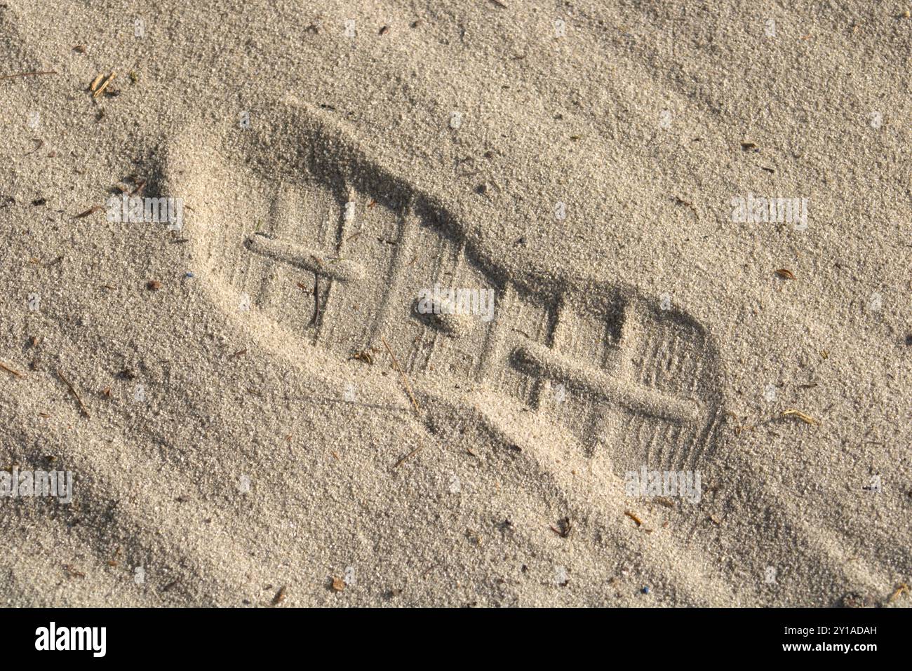 scarpe stampate sulla sabbia Foto Stock