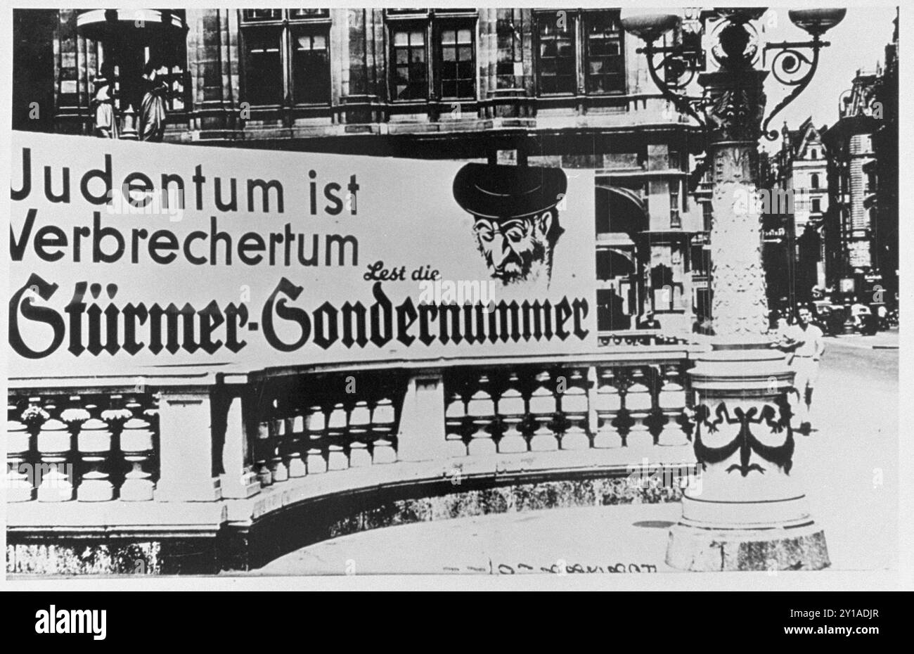 Una pubblicità antisemita "Der Stuermer" davanti al teatro dell'opera di Vienna recita: "Essere ebrei significa essere criminali. Leggi l'edizione speciale di Der Stuermer." Der Stürmer fu una pubblicazione ferocemente antisemita diretta da uno dei più velenosi sostenitori di Hitler Julius Streicher. Foto Stock
