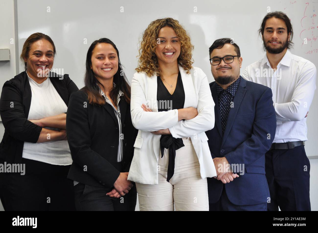 Team di ufficio diversificato con team leader manager davanti al gruppo. Māori o gruppo etnico delle isole del pacifico Foto Stock