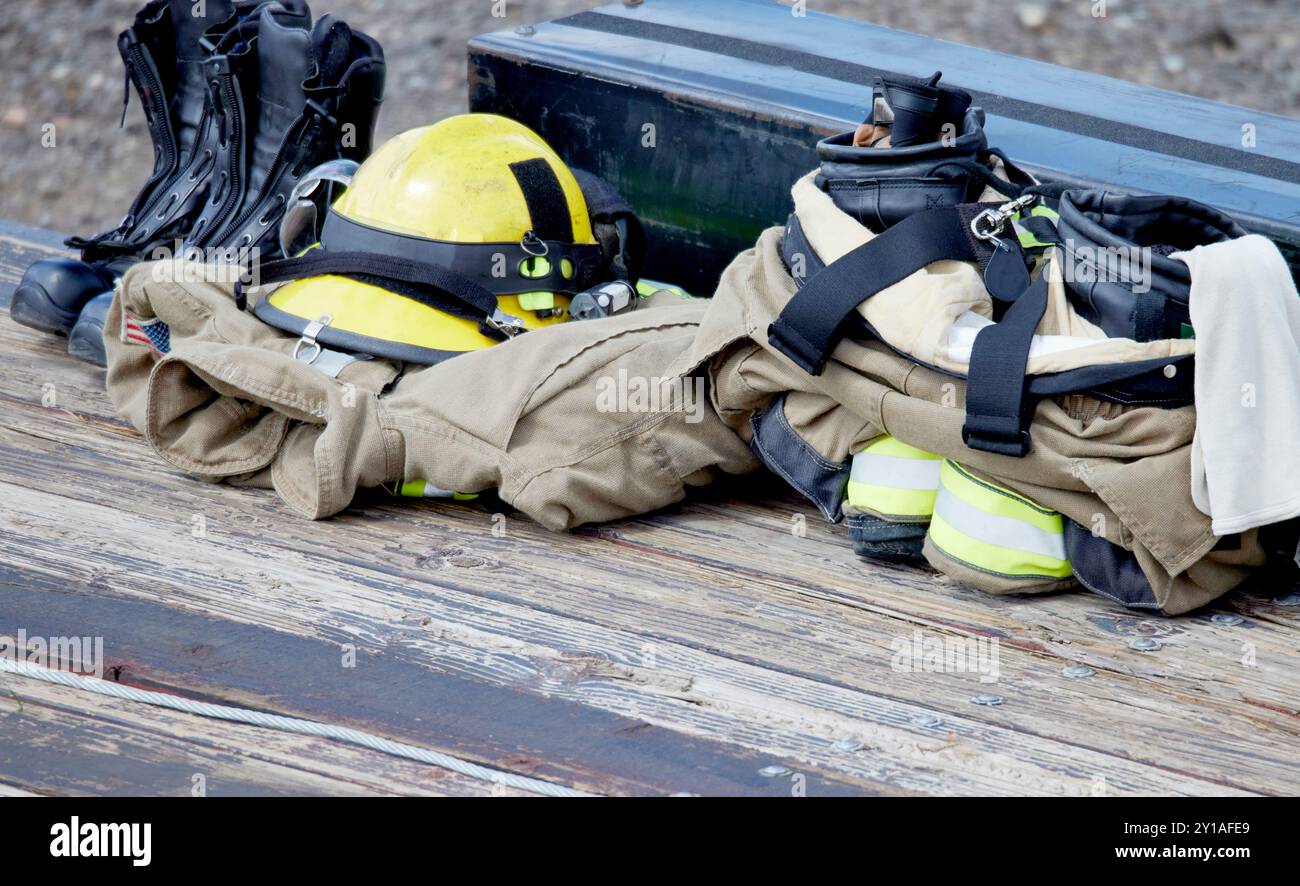 Un abbigliamento protettivo per vigili del fuoco piegato e pronto per l'uso Foto Stock