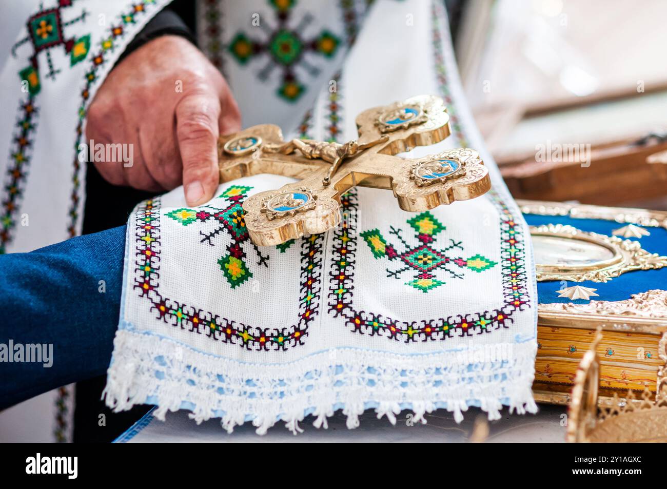 Unità complessa: Cerimonia tradizionale con croce ornata e tessuti ricamati. Foto Stock