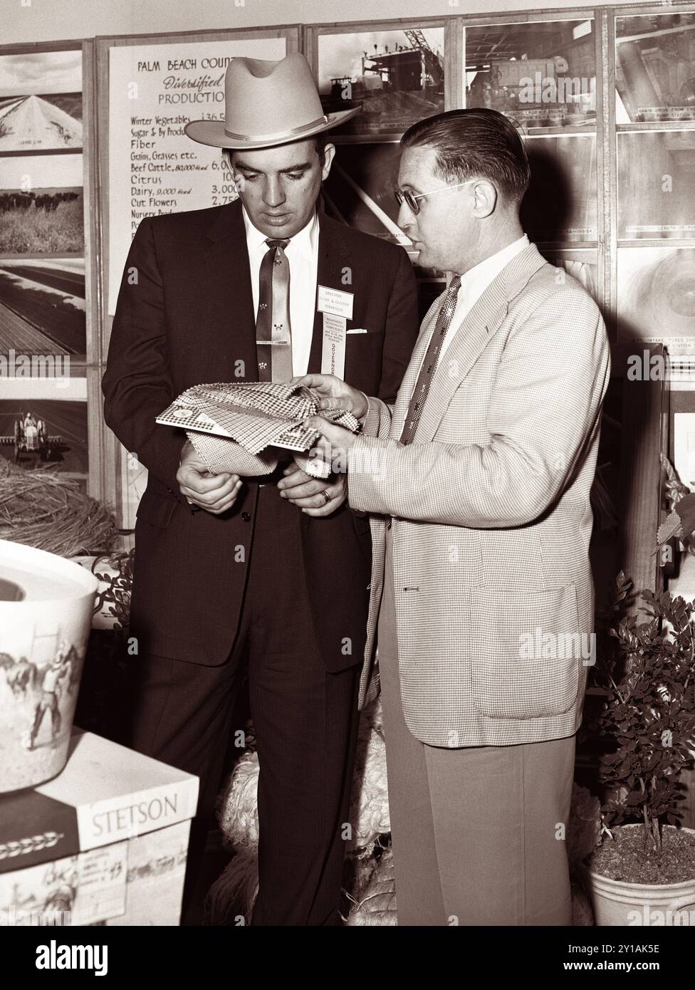 Il governatore del Tennessee Frank Clement e il portavoce della Florida W. Lamar Allen, Sr. Di West Palm Beach, hanno conversato alla Southern Governors Conference del 1954 a Boca Raton, Florida. (USA) Foto Stock
