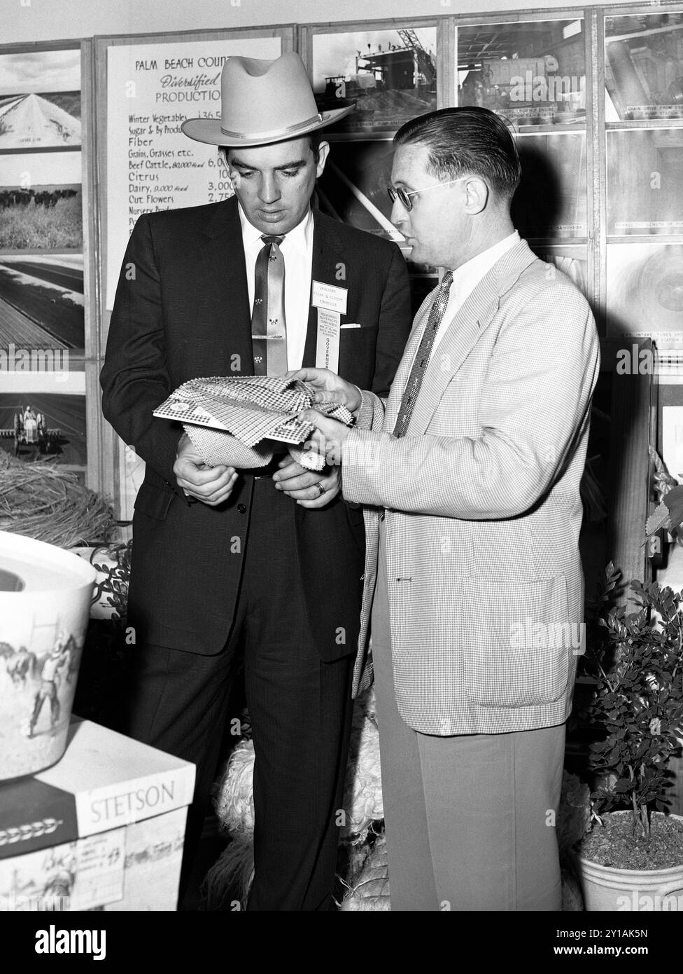 Il governatore del Tennessee Frank Clement e il portavoce della Florida W. Lamar Allen, Sr. Di West Palm Beach, hanno conversato alla Southern Governors Conference del 1954 a Boca Raton, Florida. (USA) Foto Stock