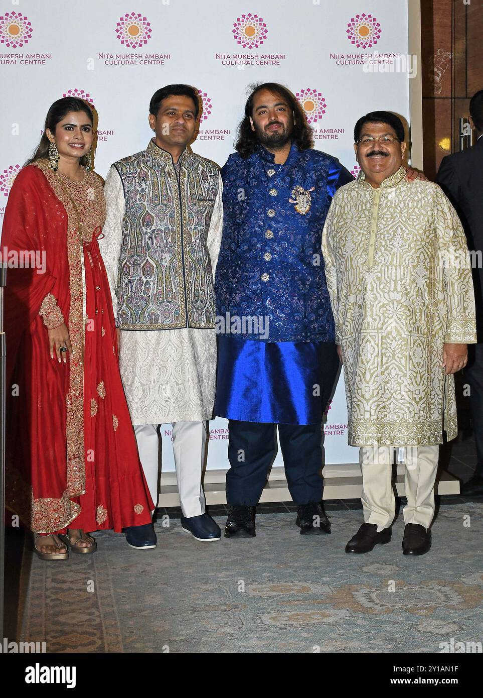 L-R produttore esecutivo Bhoomi Nathwani, Dhanraj Nathwani (Presidente del gruppo Reliance Industries, Direttore Reliance New Energy Limited & Director-Reliance Projects and Property Management Services Limited), Anant Ambani (figlio dell'imprenditore indiano Mukesh Ambani) e Parimal Nathwani (membro di Rajya Sabha) posa per una foto mentre arrivano per guardare il finale di 'Rajadhiraaj : Love. Vita. Leela' il primo mega-musical che raffigura l'odissea divina di Shri Krishna al Grand Theatre del Nita Mukesh Ambani Cultural Centre (NMACC) di Mumbai. (Foto di Ashish Vaishnav/SOPA Images/Sipa USA) Foto Stock