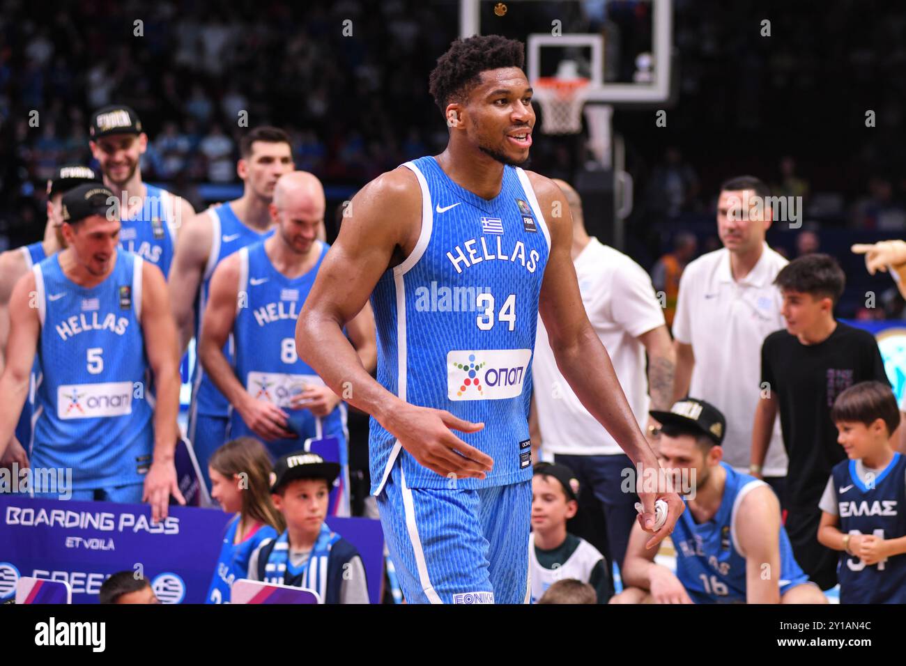 Giannis Antetokounmpo e la Grecia celebrano la qualificazione que per i Giochi Olimpici di Parigi. Torneo di qualificazione olimpica FIBA. Pireo 2024. Foto Stock