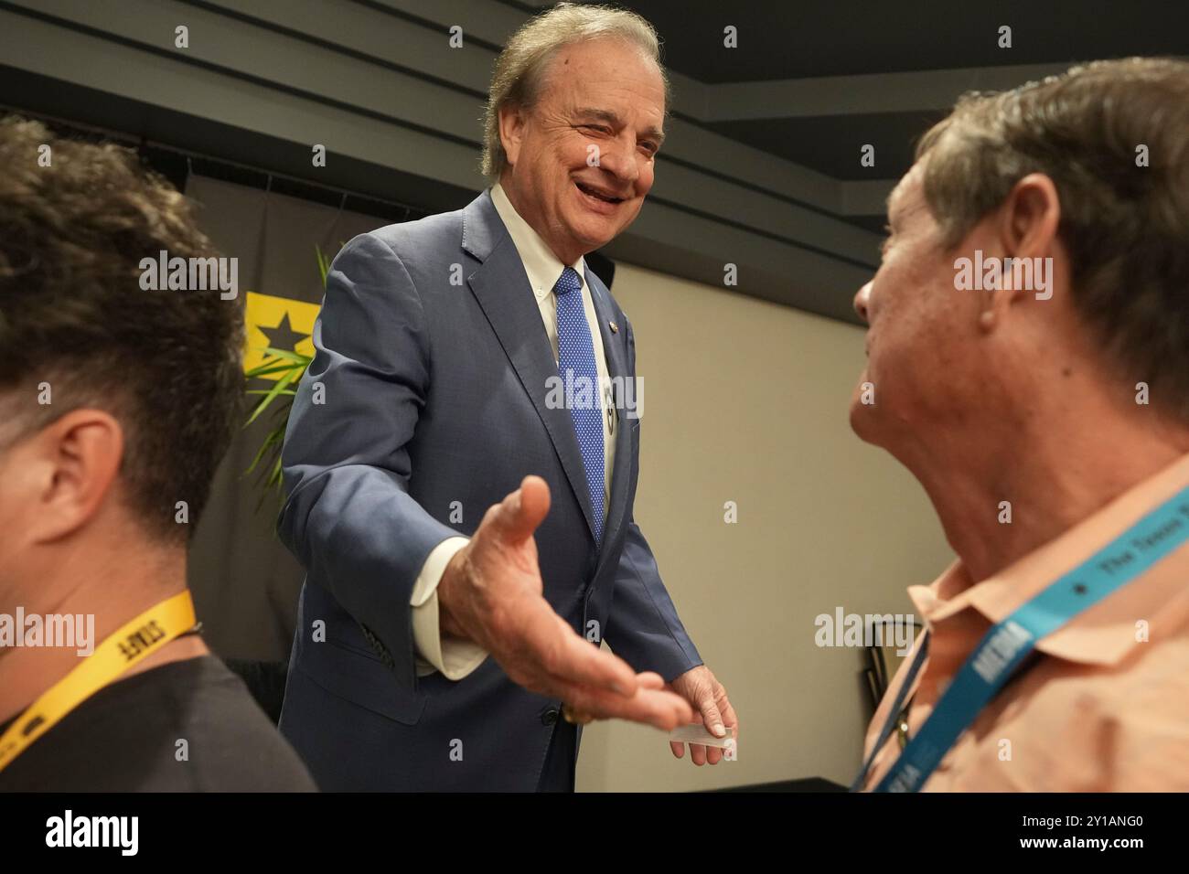 Austin Texas USA, 5 settembre 2024: Il Cancelliere del sistema universitario Texas A&M JOHN SHARP estende la mano a un membro del pubblico durante il primo giorno del Texas Tribune Festival 2024 nel centro di Austin. Il Texas Tribune, giunto al suo quindicesimo anno, è una redazione senza scopo di lucro che copre la politica e le politiche pubbliche del Texas. Crediti: Bob Daemmrich/Alamy Live News Foto Stock