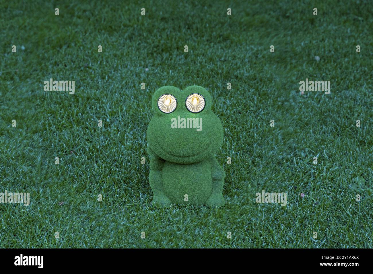 Statua della rana nel giardino con occhi brillanti Foto Stock