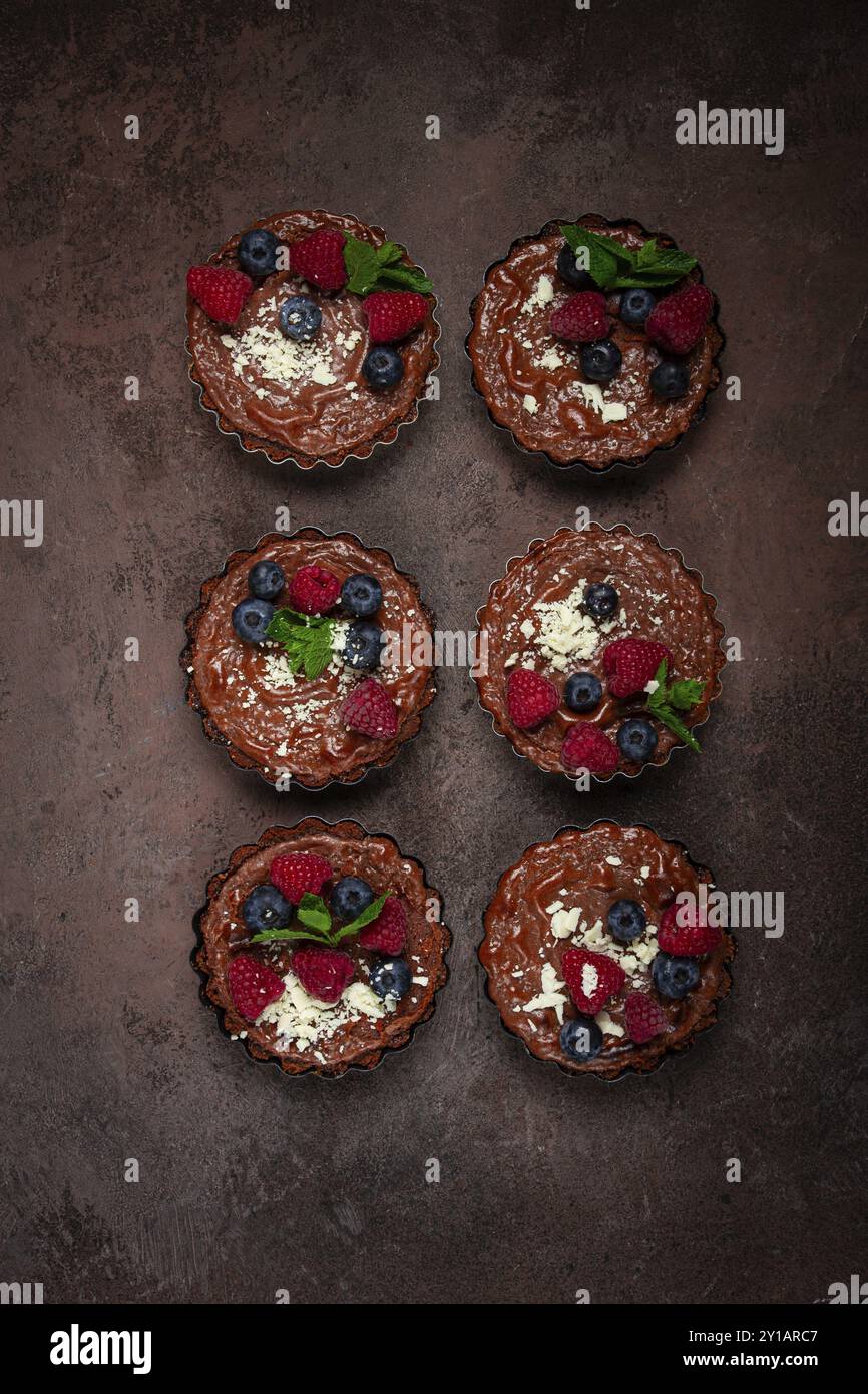 Tartine di cioccolato, ripiene di formaggio fresco e frutti di bosco, colazione, fatte in casa, niente persone Foto Stock