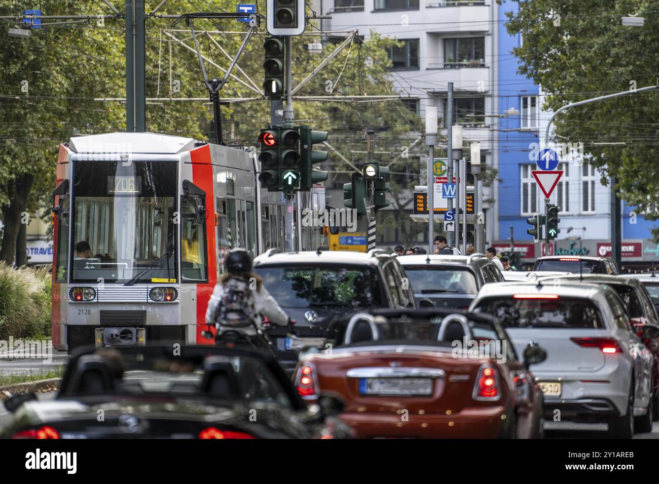 Traffico dopo il lavoro su Berliner Allee, automobili e tram, Duesseldorf, Renania settentrionale-Vestfalia, Germania, Europa Foto Stock