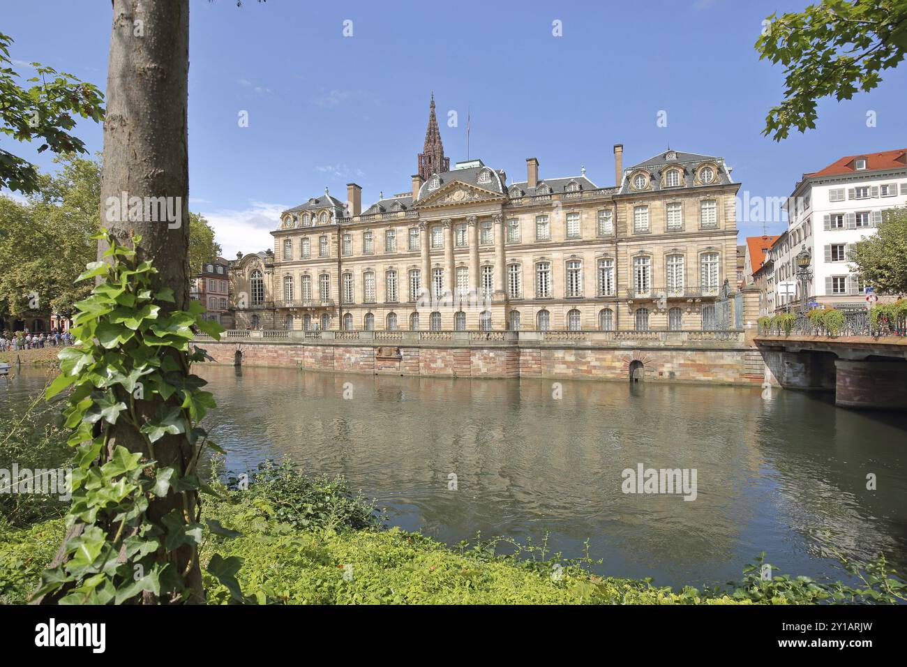 Palazzo Rohan storico costruito nel 1742 e Pont Sainte-Madeleine sul fiume Ill, grande Ile, Strasburgo, Bas-Rhin, Alsazia, Francia, Europa Foto Stock