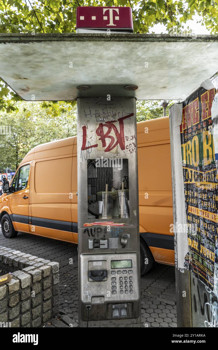 Telefoni pubblici vecchi e non più funzionali, di Telekom, distrutti, sporchi, alla stazione ferroviaria principale di Duesseldorf, Renania settentrionale-Vestfalia, Germania Foto Stock