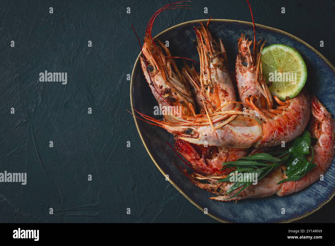 Langoustines, australiano, fresco ghiacciato sul ghiaccio, vista dall'alto, lime e verdi Foto Stock